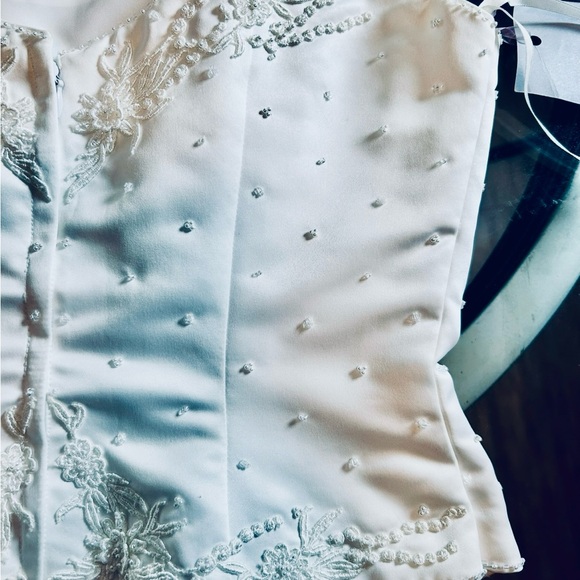 Elegant White Embroidered Camisole - Picture 12 of 16